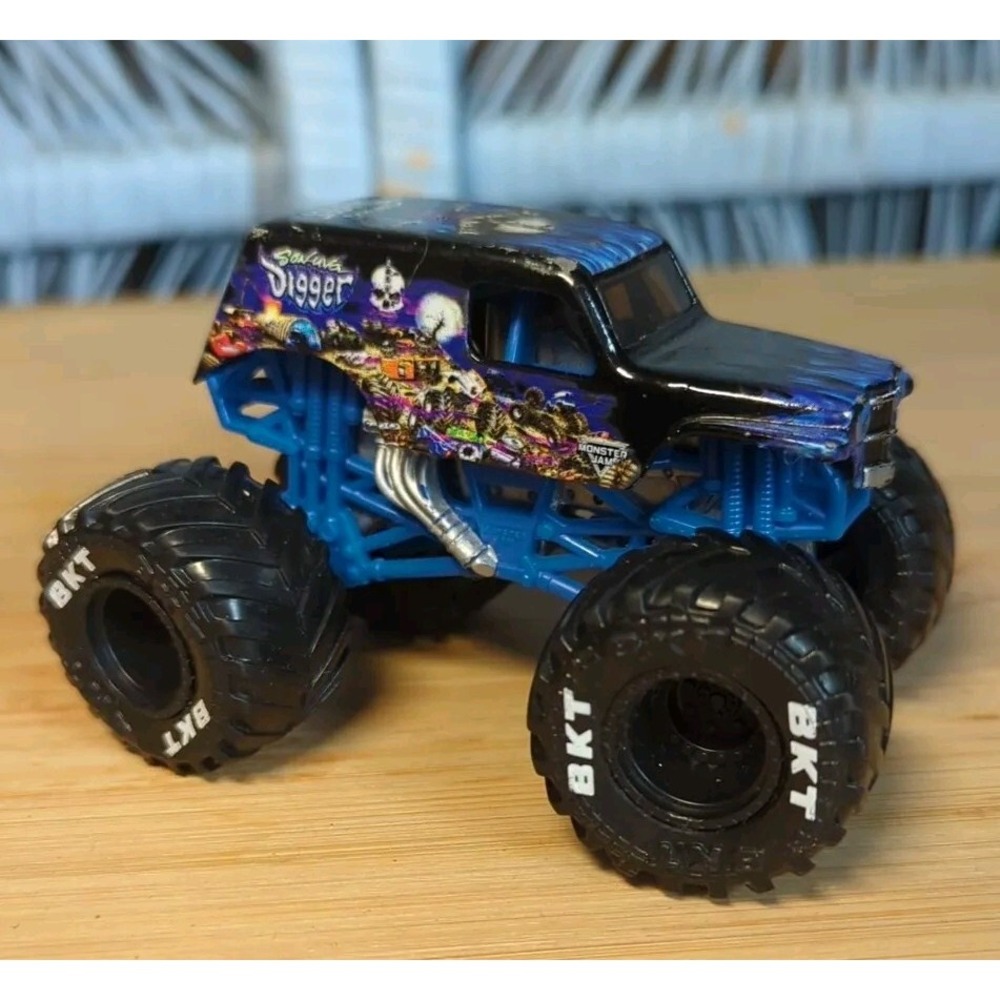 Son uva Digger monster truck No Rims‎